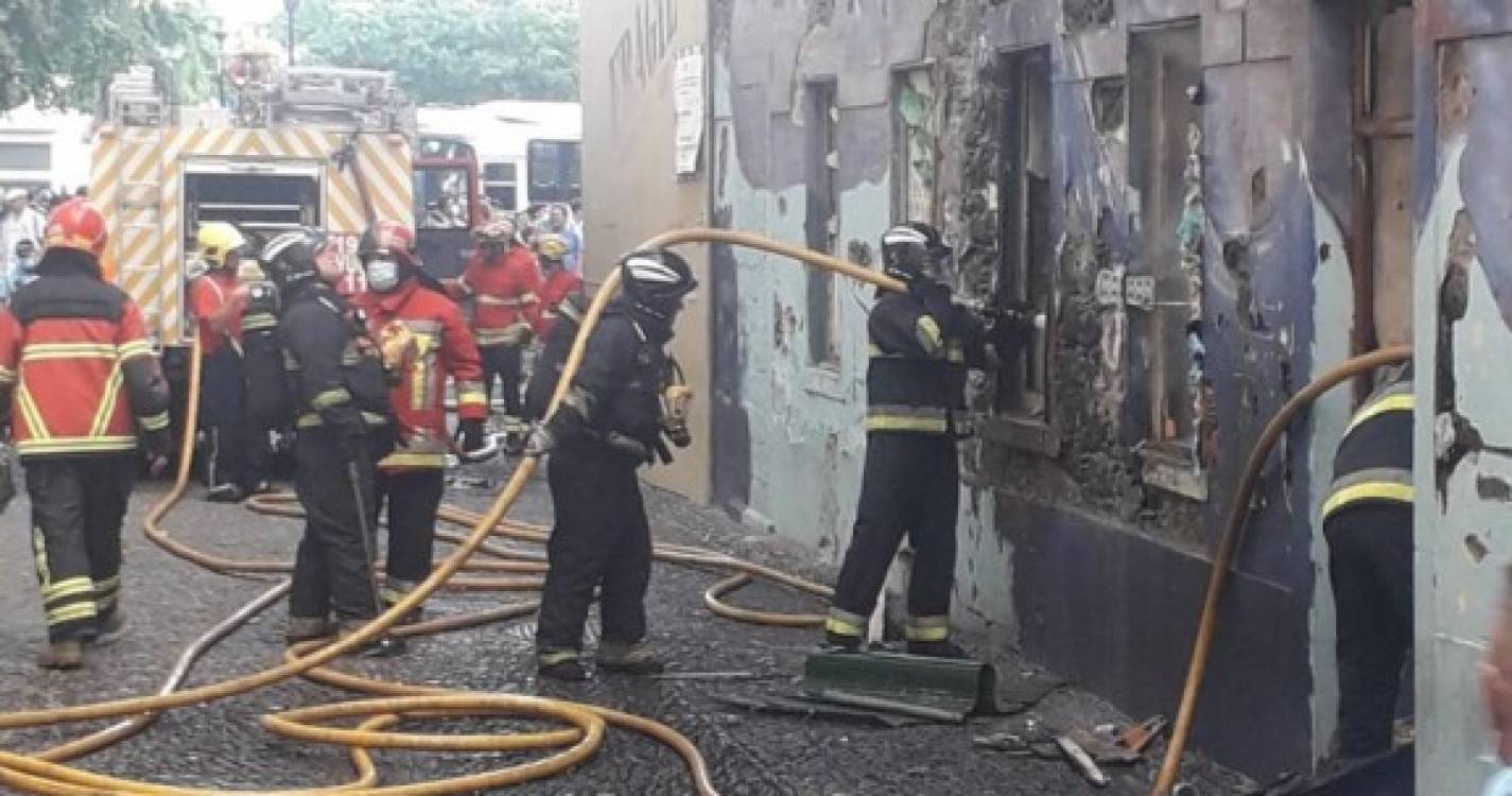 Bombeiros combatem incêndio em edifício desabitado na Zona Velha