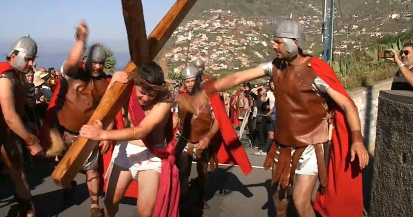 Centenas assinalam Paixão e Morte de Cristo numa época de guerra e violência (com fotos e vídeo)
