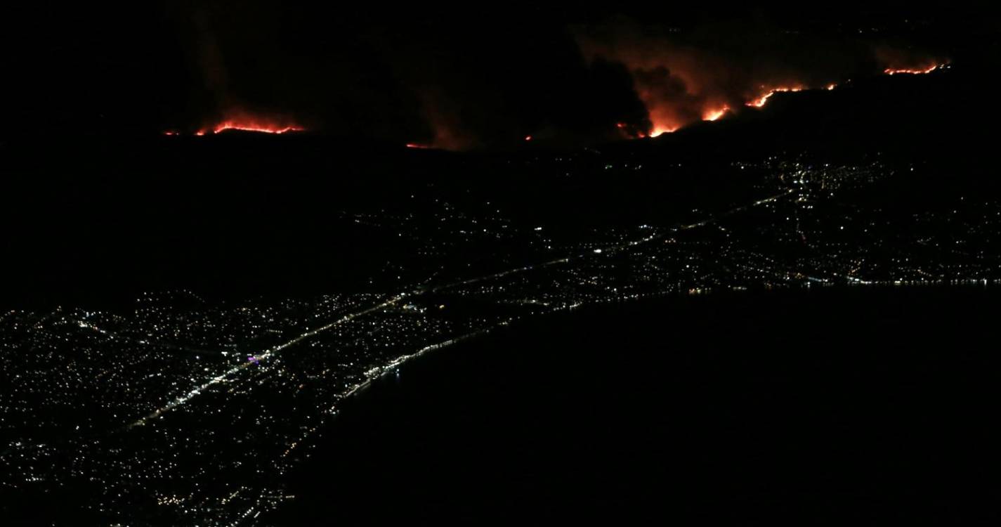 Incêndio leva à evacuação de mais cinco comunidades nos arredores de Atenas (com fotos)