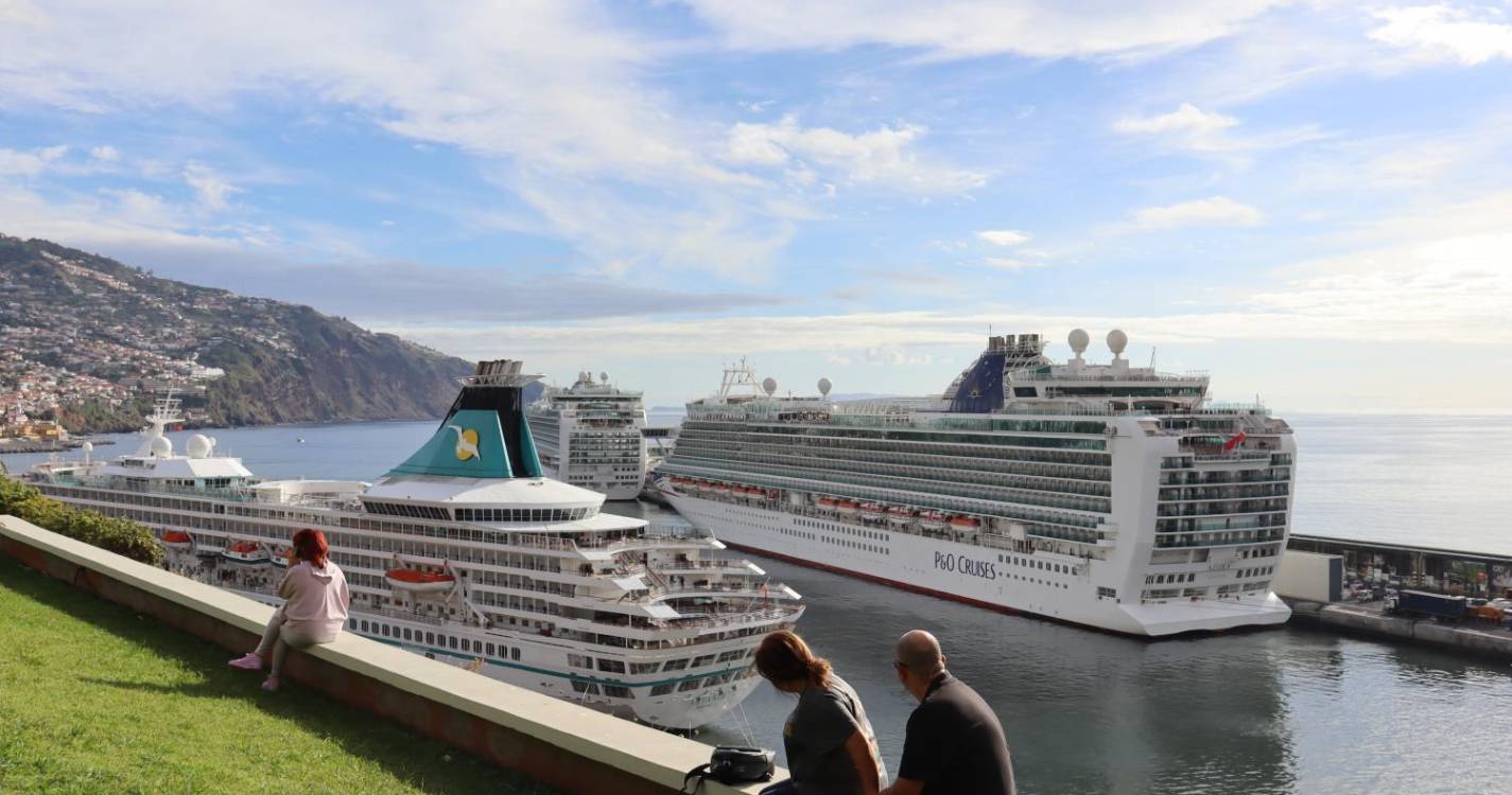 Casa cheia no Porto do Funchal com três navios e quase 9.700 pessoas