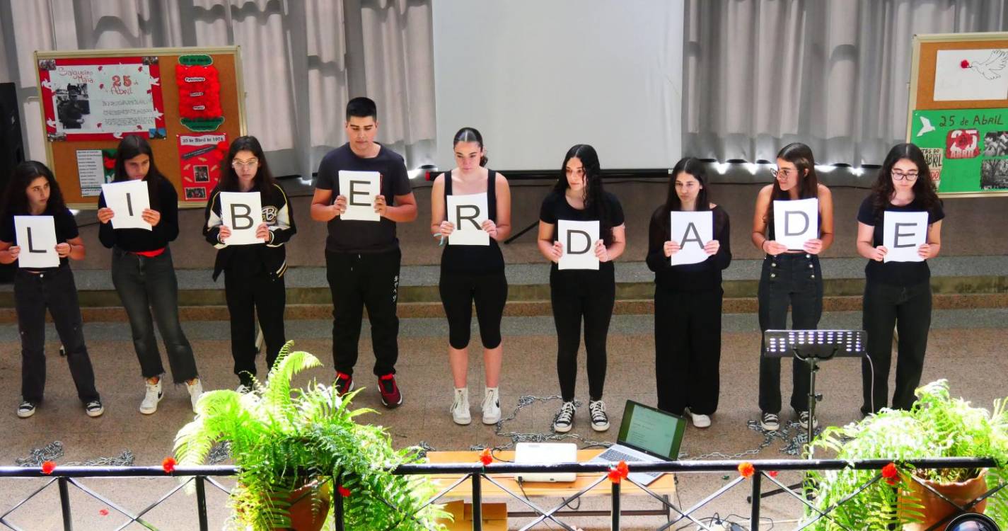 Escola de Santo António assinalou os 50 anos do 25 de Abril com programa alargado