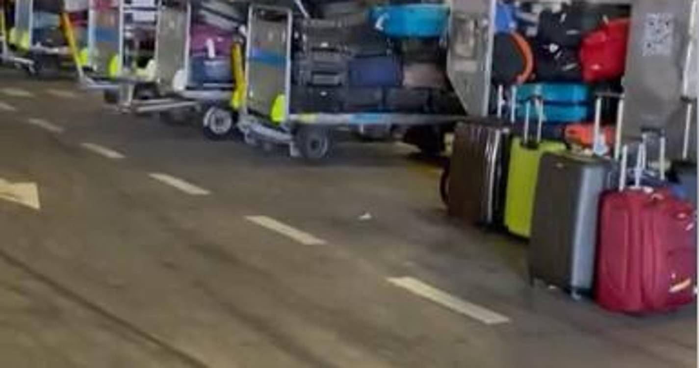 “Montanha de bagagens” no Aeroporto de Lisboa, com 25 voos a partir sem as malas (com vídeo)