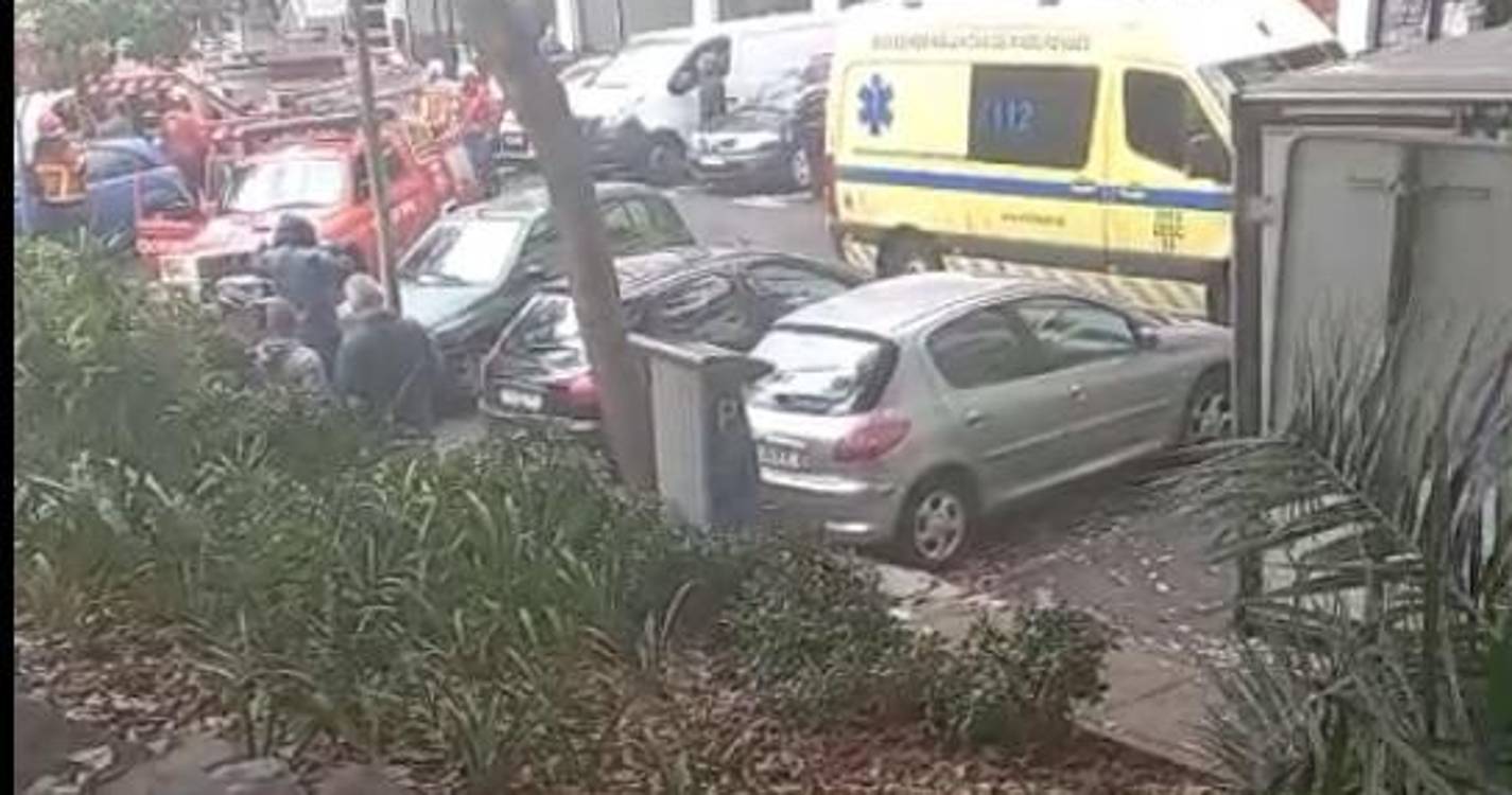 Incêndio em habitação no Funchal obriga à evacuação de prédio (com vídeo)