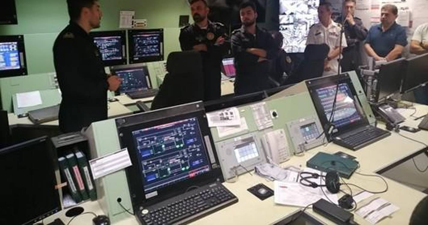 Engenheiros visitam navio da Marinha no Funchal