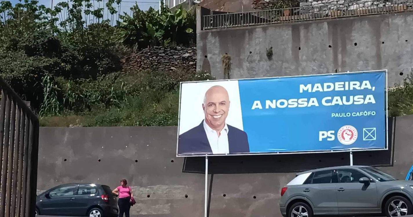 Persistem cartazes afixados em dia de reflexão