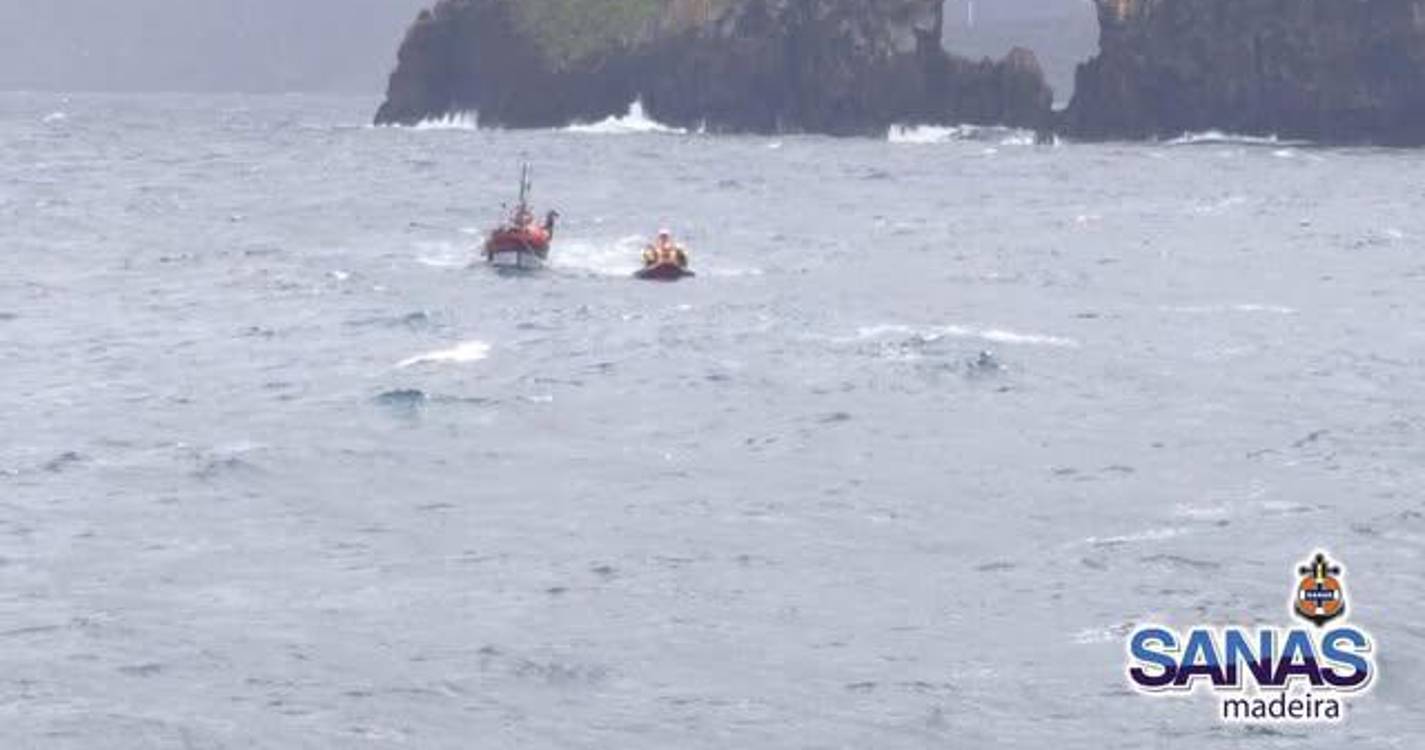 Embarcação de pesca assistida ao largo do Porto Moniz após avaria no motor