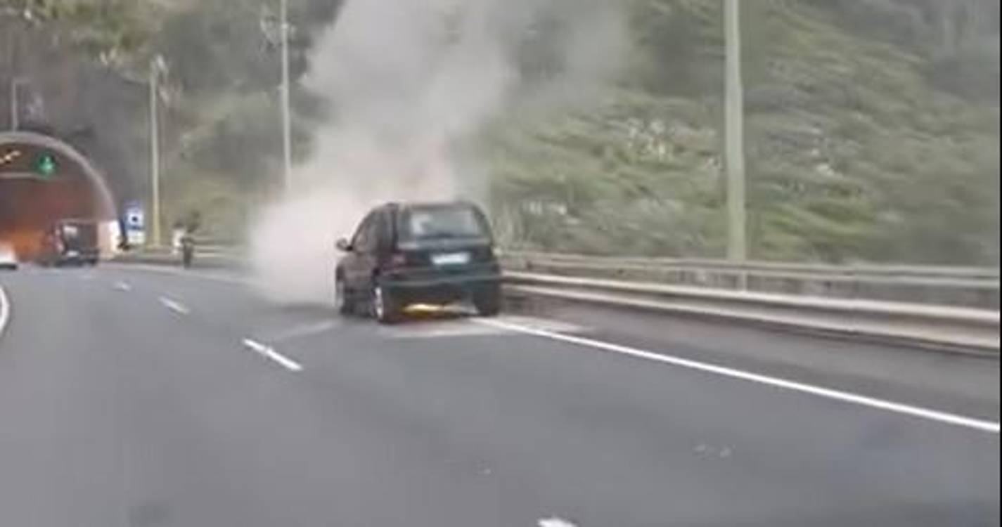 Carro incendeia-se esta manhã na via rápida no Campanário (com vídeos)