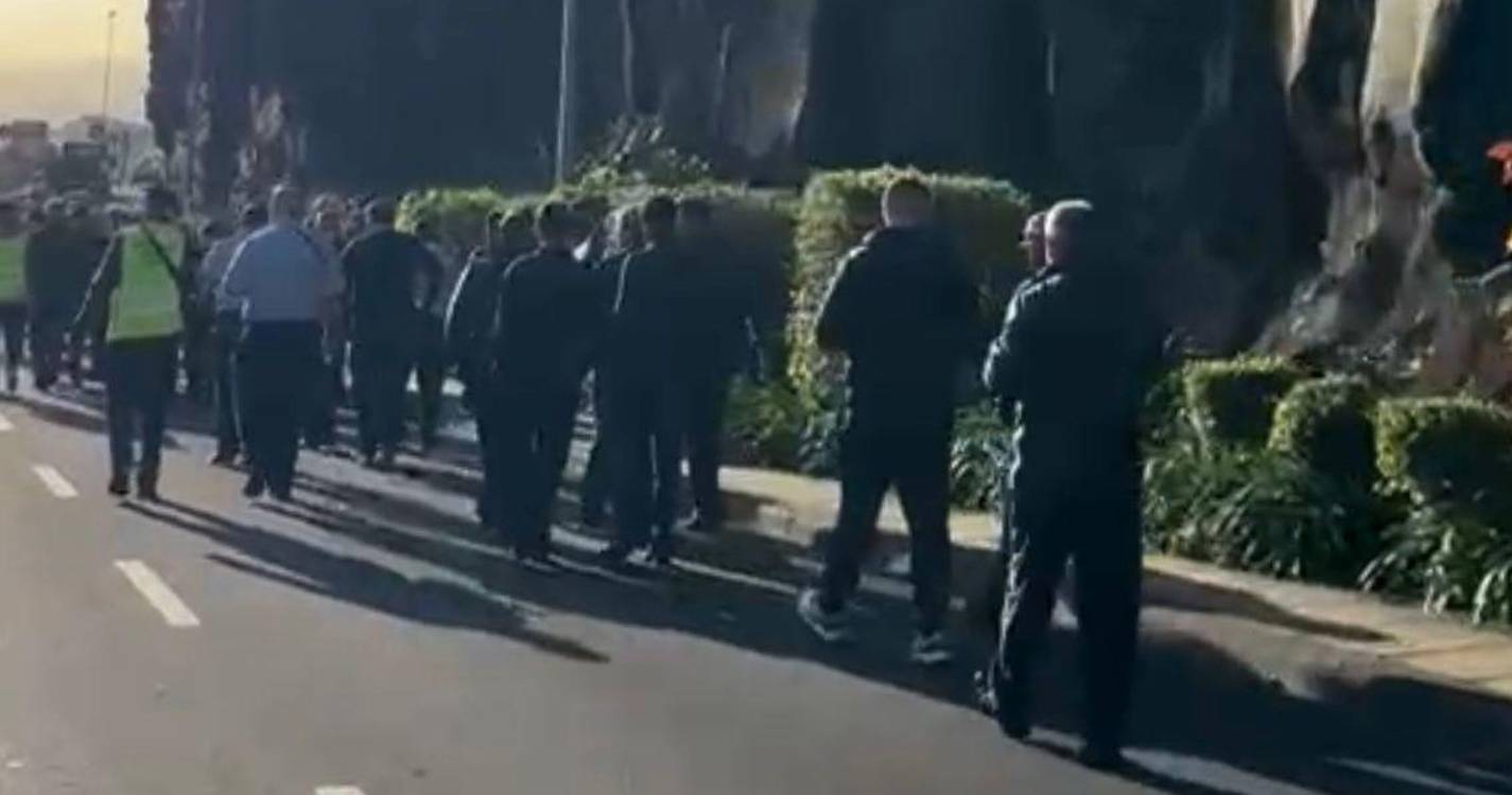 Trabalhadores da Horários do Funchal em marcha pela greve que exige aumento de salários