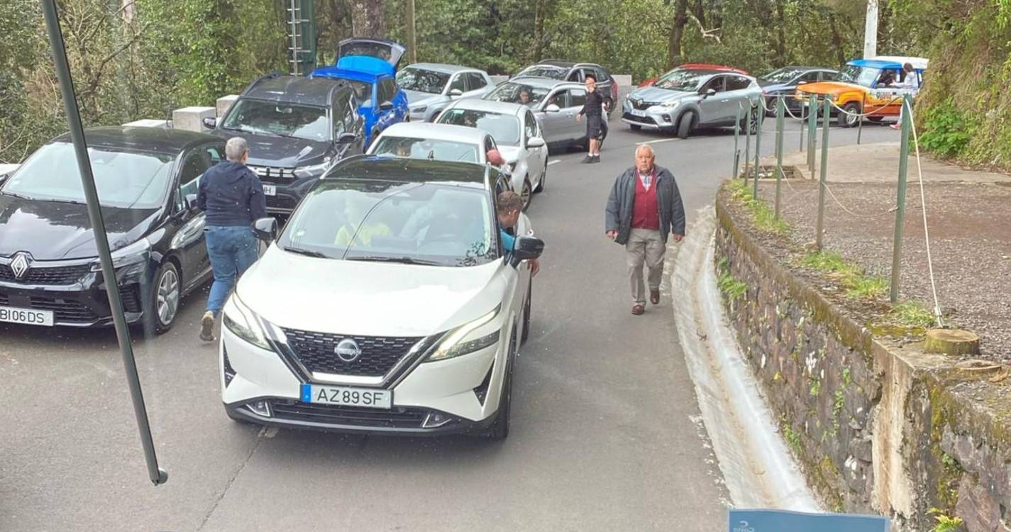 Trânsito caótico no Ribeiro Frio deixa condutores descontentes (com foto)