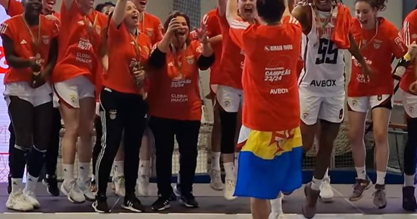 Marcy Gonçalves festeja título do Benfica com a bandeira da Madeira