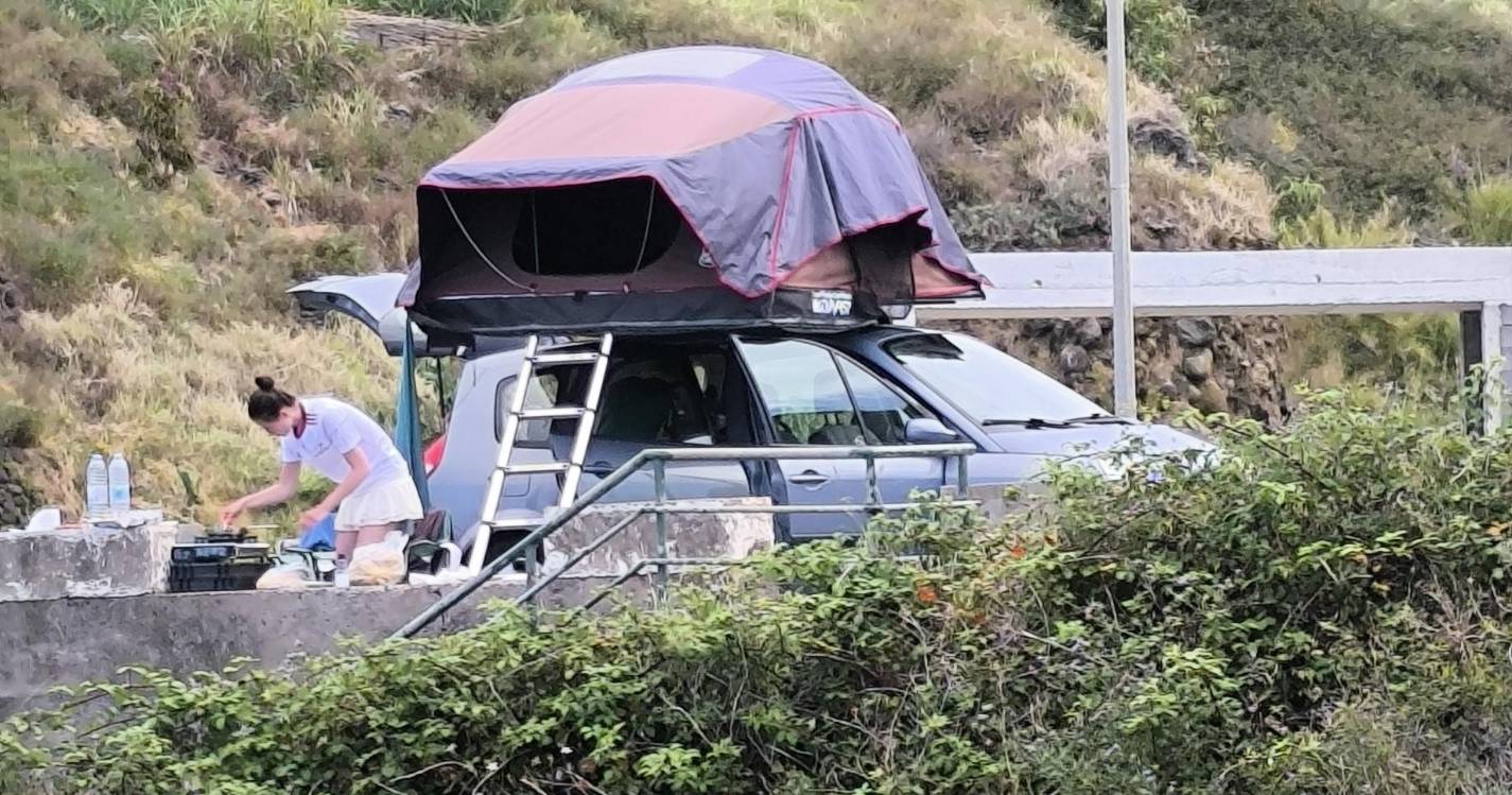 Miradouro da Quinta Grande transformado em parque de campismo improvisado