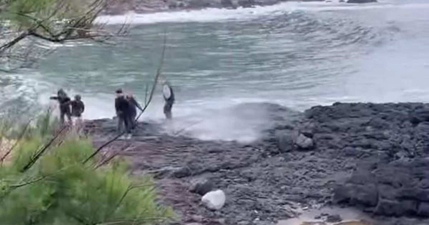 Turistas em zona de risco no Porto da Cruz (com vídeo)