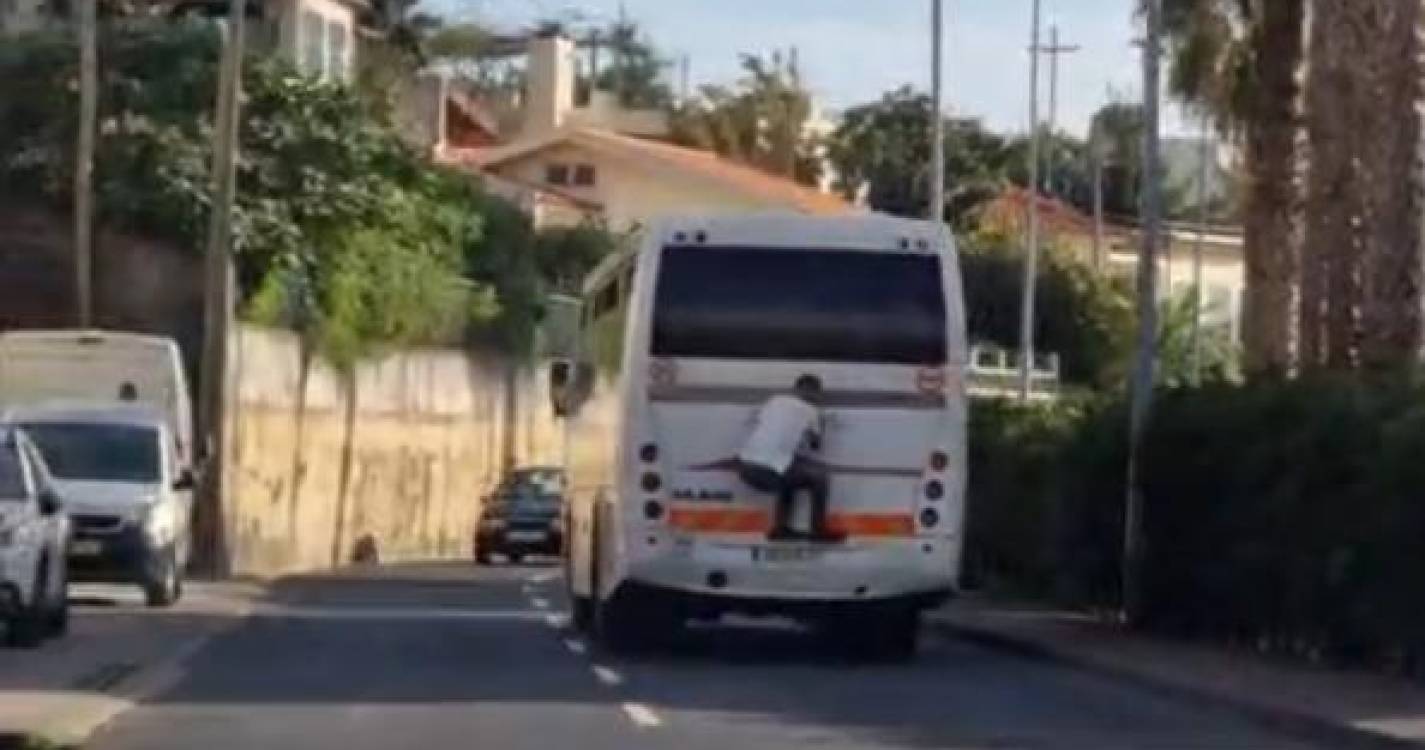 Homem apanhado em vídeo à ‘pendura’ de autocarro da Rodoeste