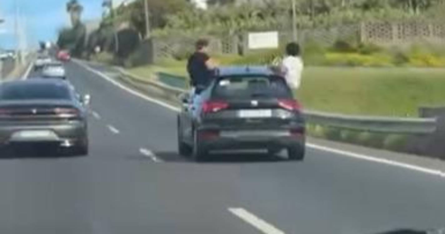Jovens sentados à janela de uma viatura arriscam-se na via rápida (com vídeo)