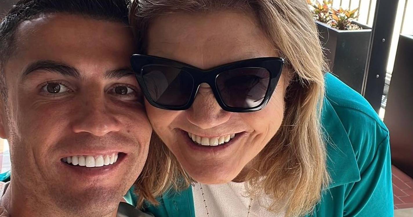 Cristiano Ronaldo assinala aniversário da mãe com mensagem nas redes sociais