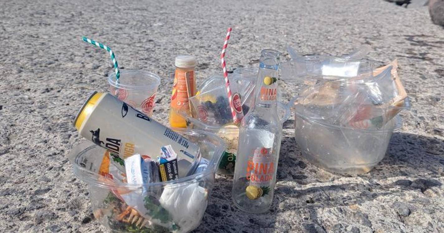 Lixo espalhado na praia no Paul do Mar (com vídeos)