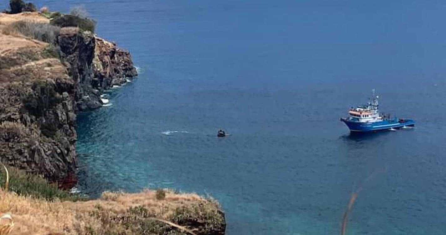 Embarcação de pesca próxima à costa na zona do Atalaia desperta curiosidade (com vídeo)