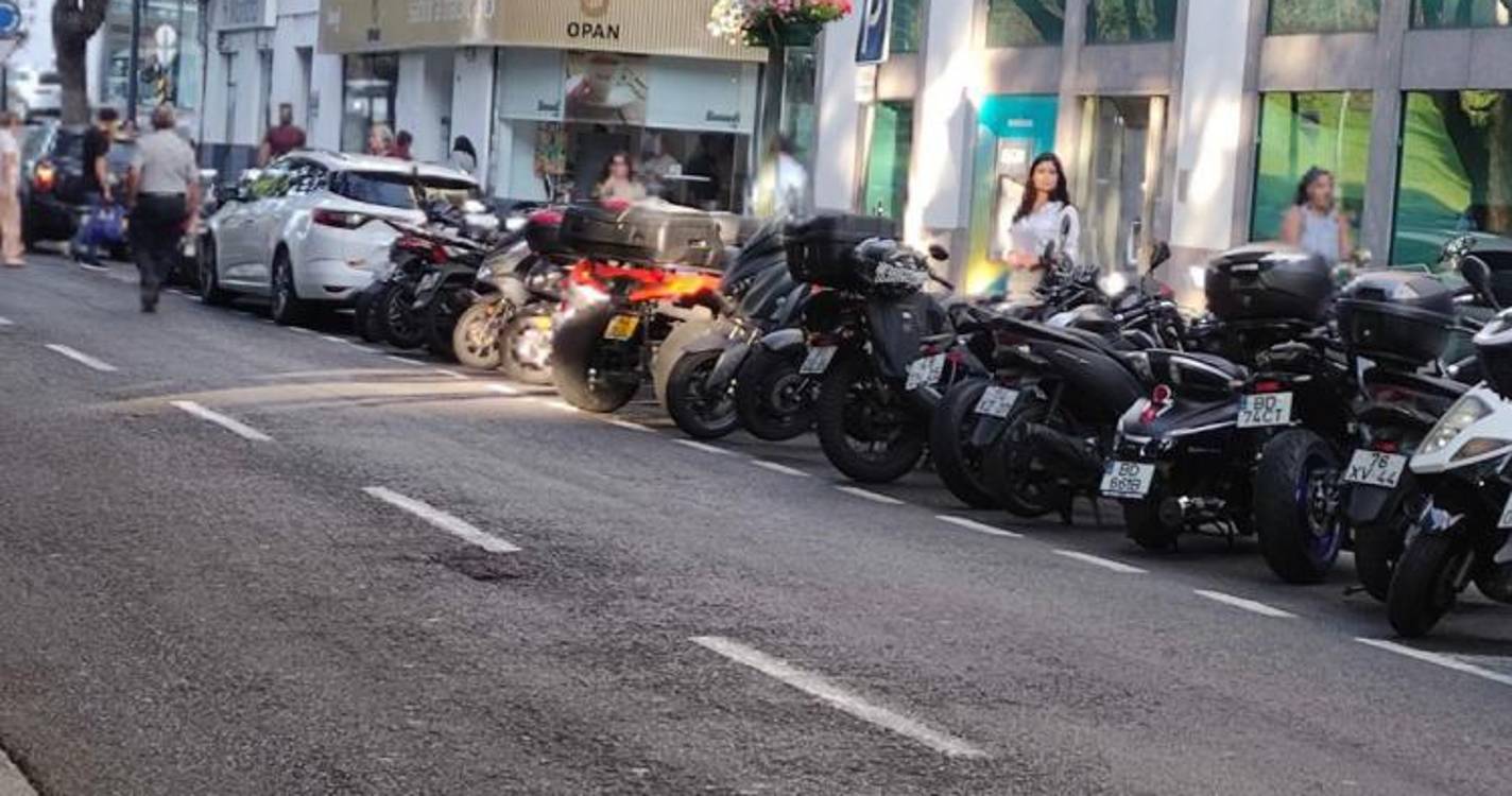 Estacionamento abusivo na Avenida Arriaga