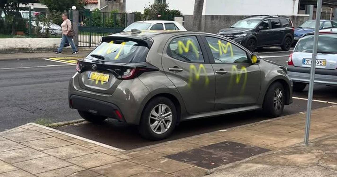 Carro vandalizado nas Madalenas durante a noite (com foto)