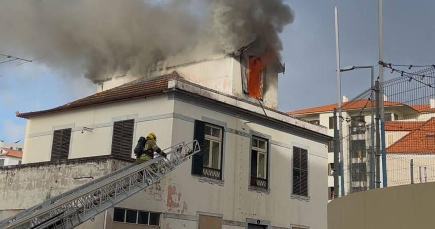 Incêndio em casa devoluta continua ativo