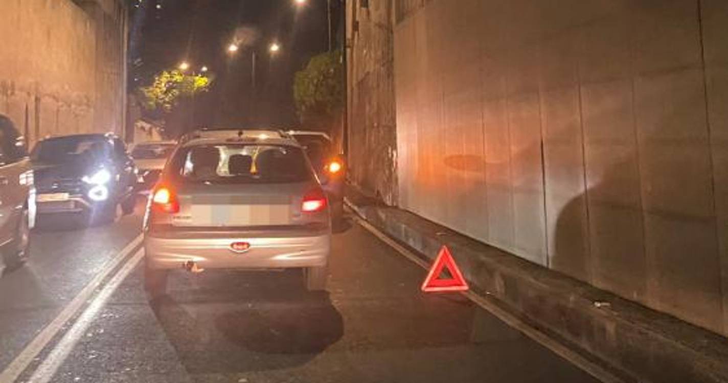 Viatura avariada atrapalha trânsito