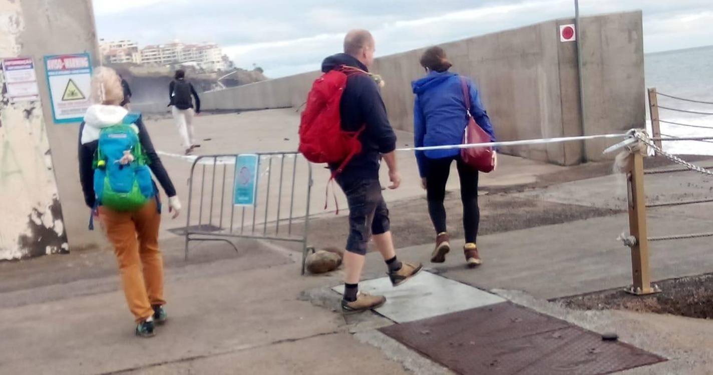 Praia Formosa: Pessoas ignoram interdição e arriscam a vida na orla costeira