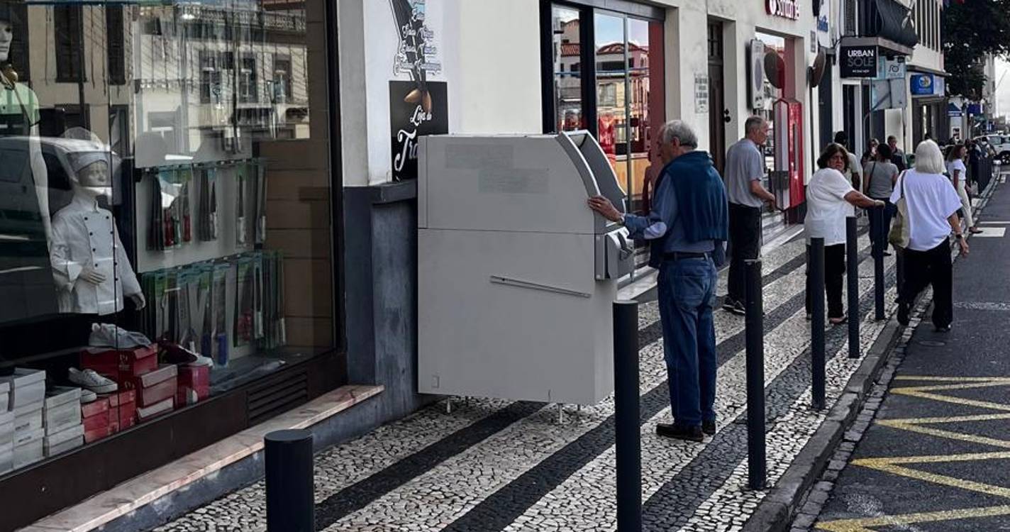 Caixa multibanco ‘estacionada’ na Rua 31 de Janeiro apanha transeuntes de surpresa