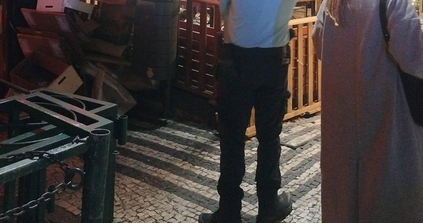 Beatas de cigarro terão estado na origem de incêndio numa barraca de bolo do caco (com fotos e vídeos)