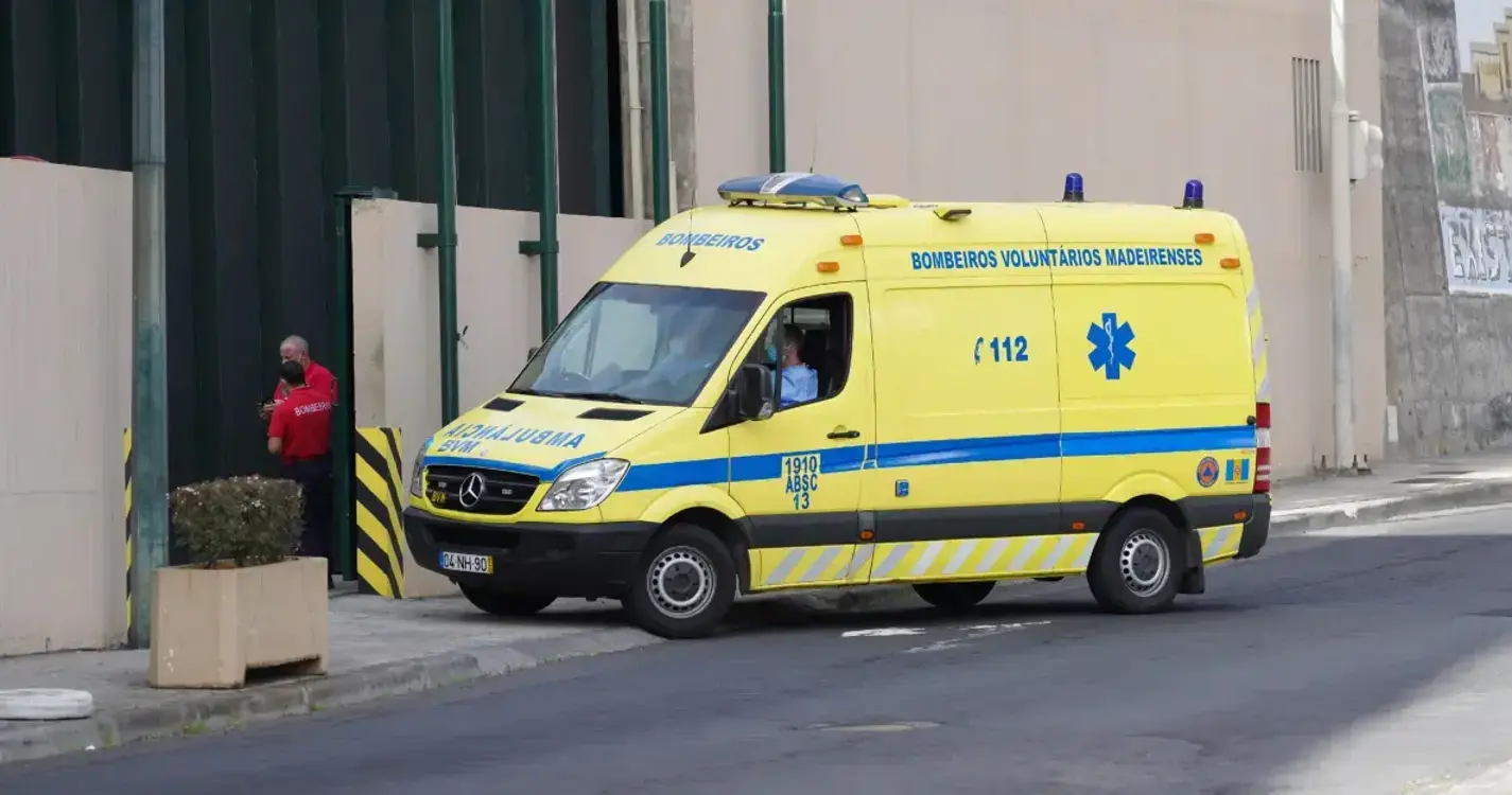 Mulher sofre queda no interior de um autocarro