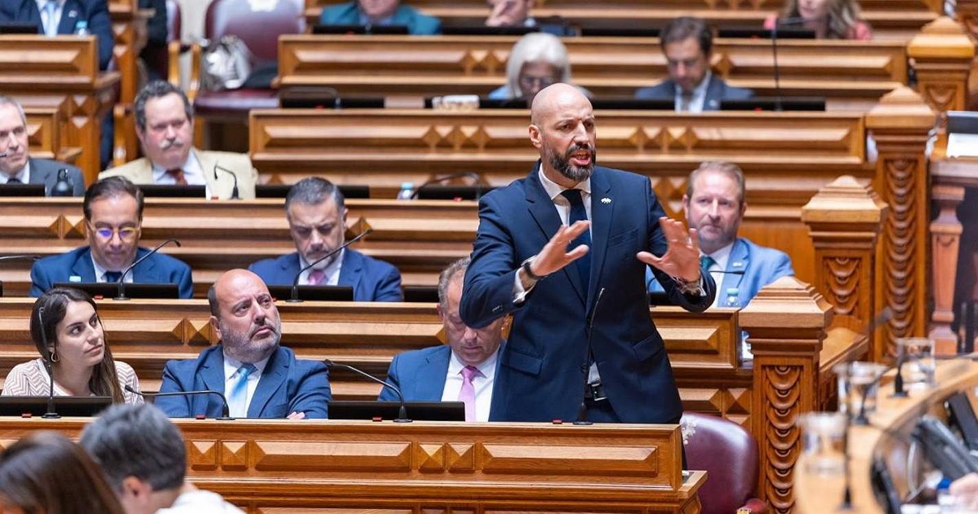 Projeto do Chega para viagens ao valor fixo discutido na Assembleia da República a 18 de fevereiro