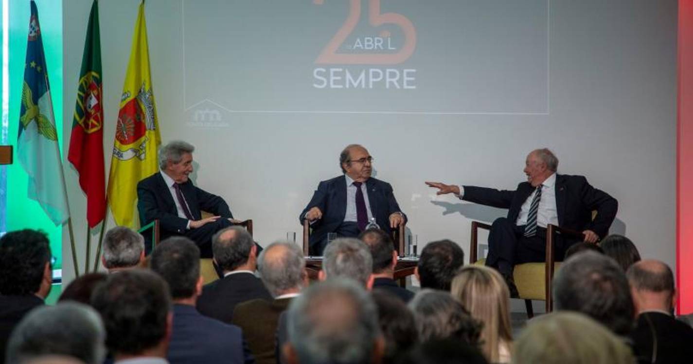 Alberto João Jardim e Mota Amaral em conferência sobre Autonomia e Comunidades nos Açores