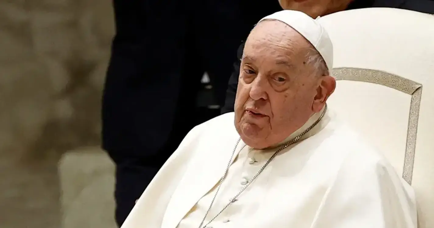 Vaticano admite “estado crítico” do Papa