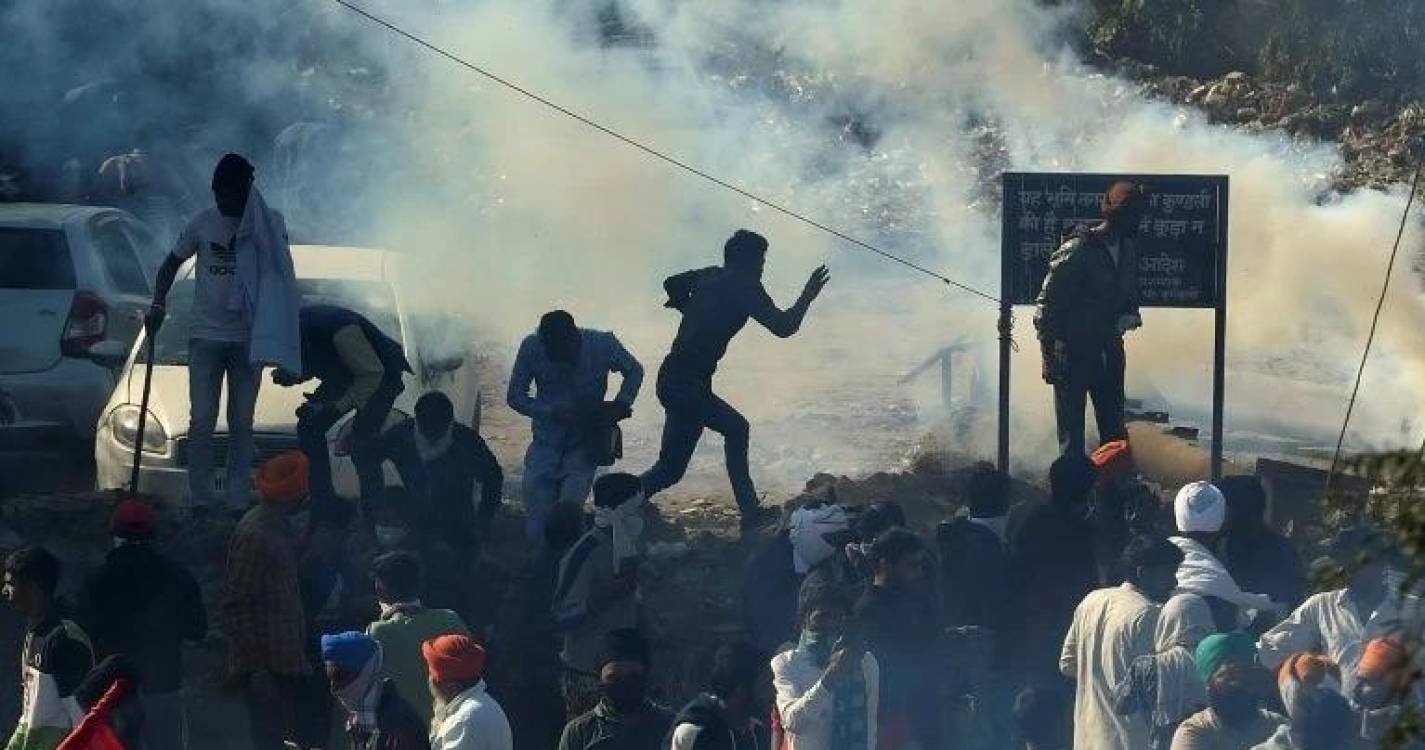 Polícia usa gás lacrimogéneo para travar manifestação de agricultores em Nova Deli