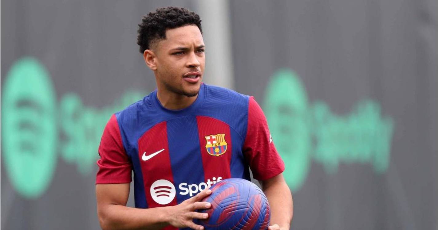 FC Barcelona e PSG perseguem Lyon no pódio dos clubes mais gastadores em janeiro