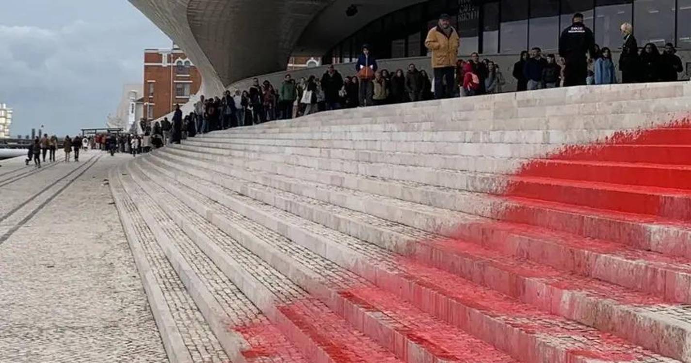 Ativistas da Climáximo pintam sede da EDP e ponte do museu MAAT