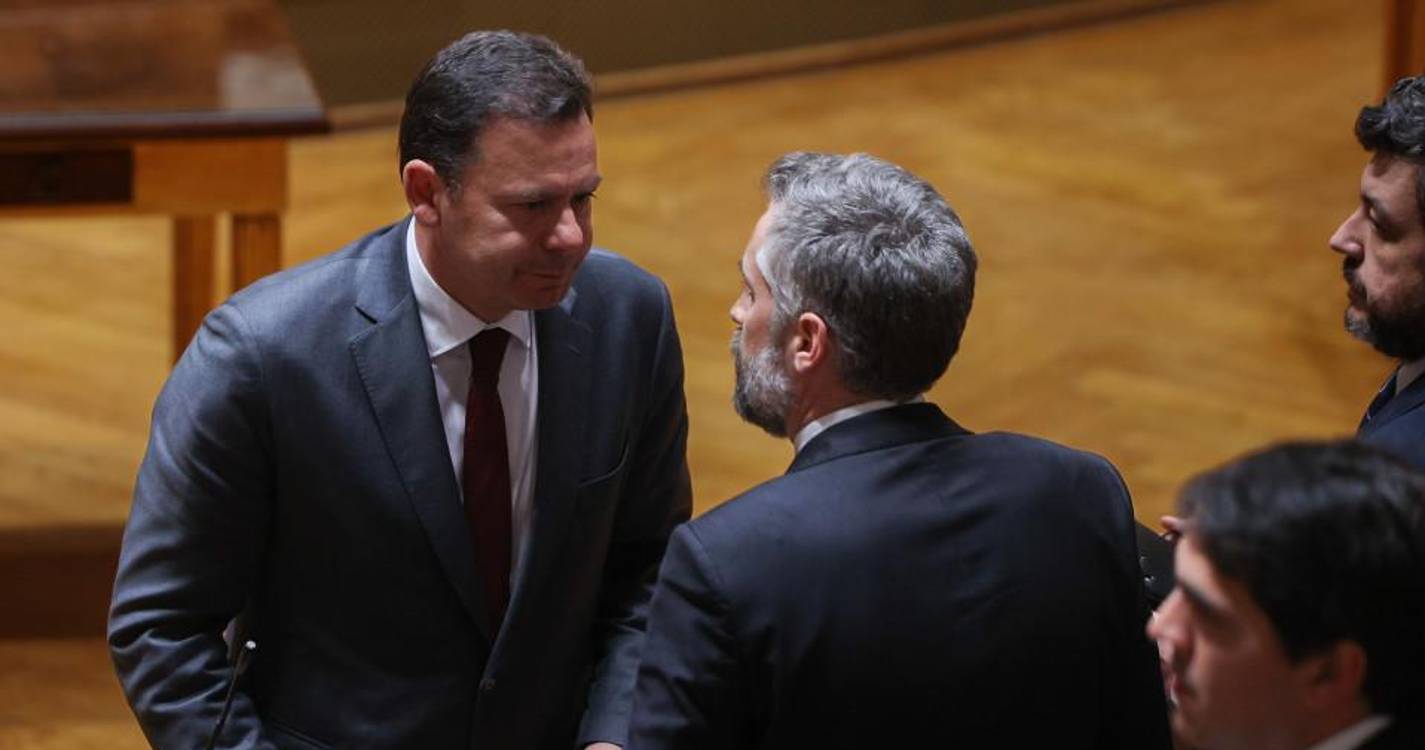 Líderes do PS e do PSD reunidos à distância mas ambos no parlamento