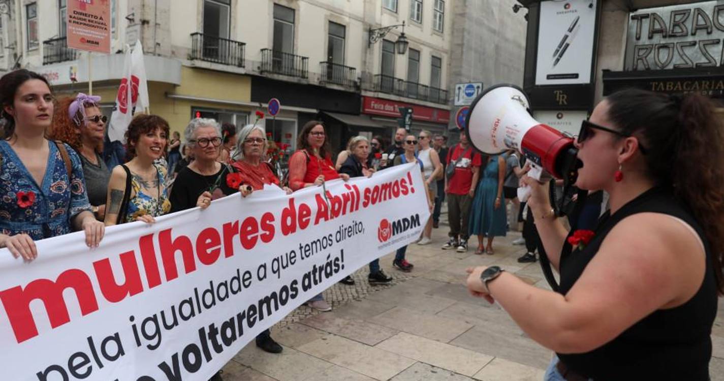 Mais de 1.000 mulheres manifestam-se em Lisboa para defender conquistas de Abril