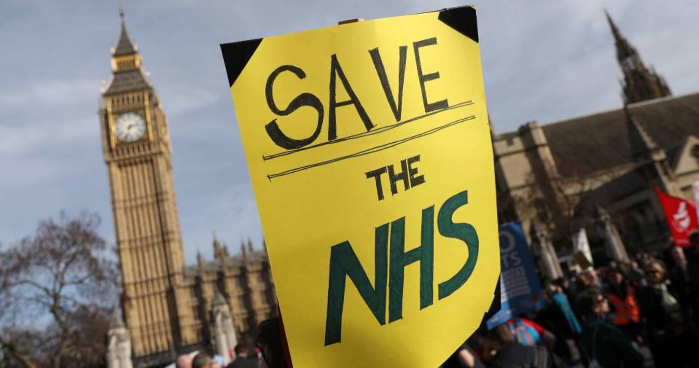 Médicos internos iniciam maior greve de sempre em Inglaterra