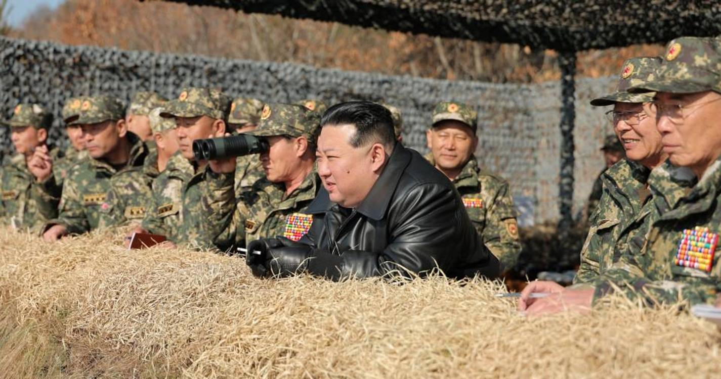 Líder norte-coreano supervisiona disparos de lançadores de foguetes