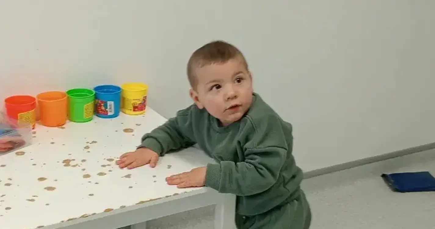 Família de menino com epilepsia pede ajuda para adquirir cadeira de rodas adaptada