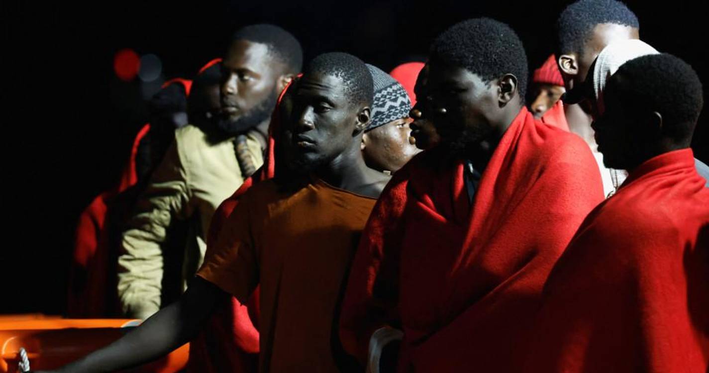 Mais de 100 migrantes resgatados pelas autoridades espanholas ao largo das Canárias