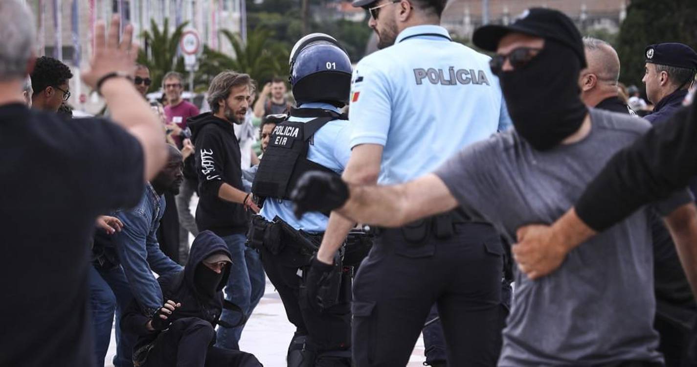Manifestantes antifascistas e nacionalistas envolvem-se em confrontos em Lisboa