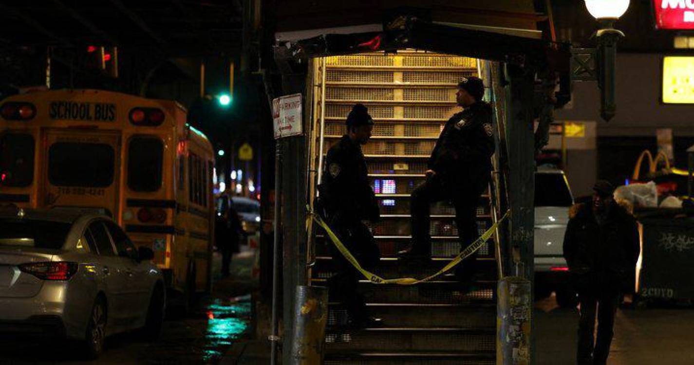 Um morto e cinco feridos num tiroteio em estação de metro em Nova Iorque