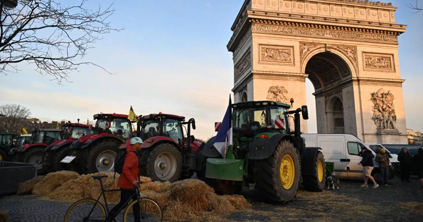 Agricultores: Pelo menos 66 pessoas detidas num protesto em Paris