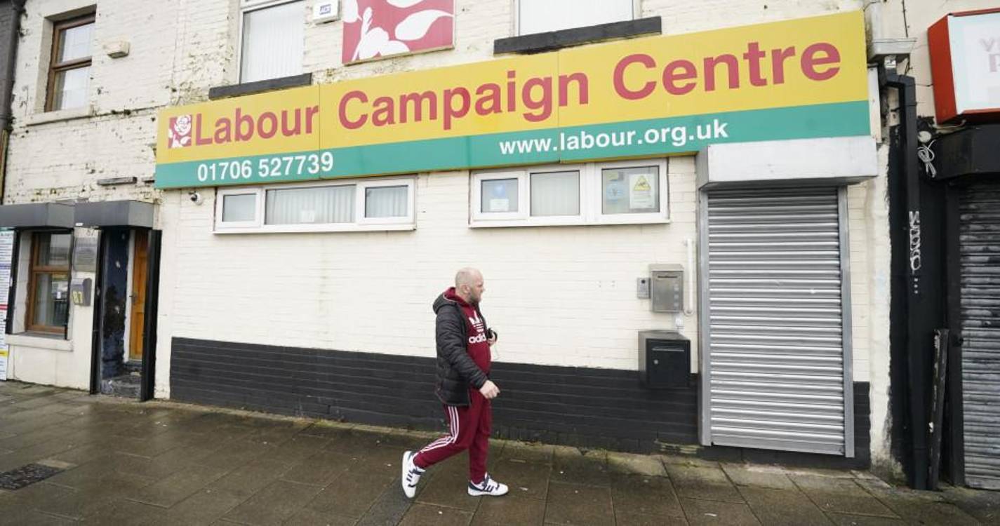 Duas eleições parciais no Reino Unido testam trabalhistas em crise