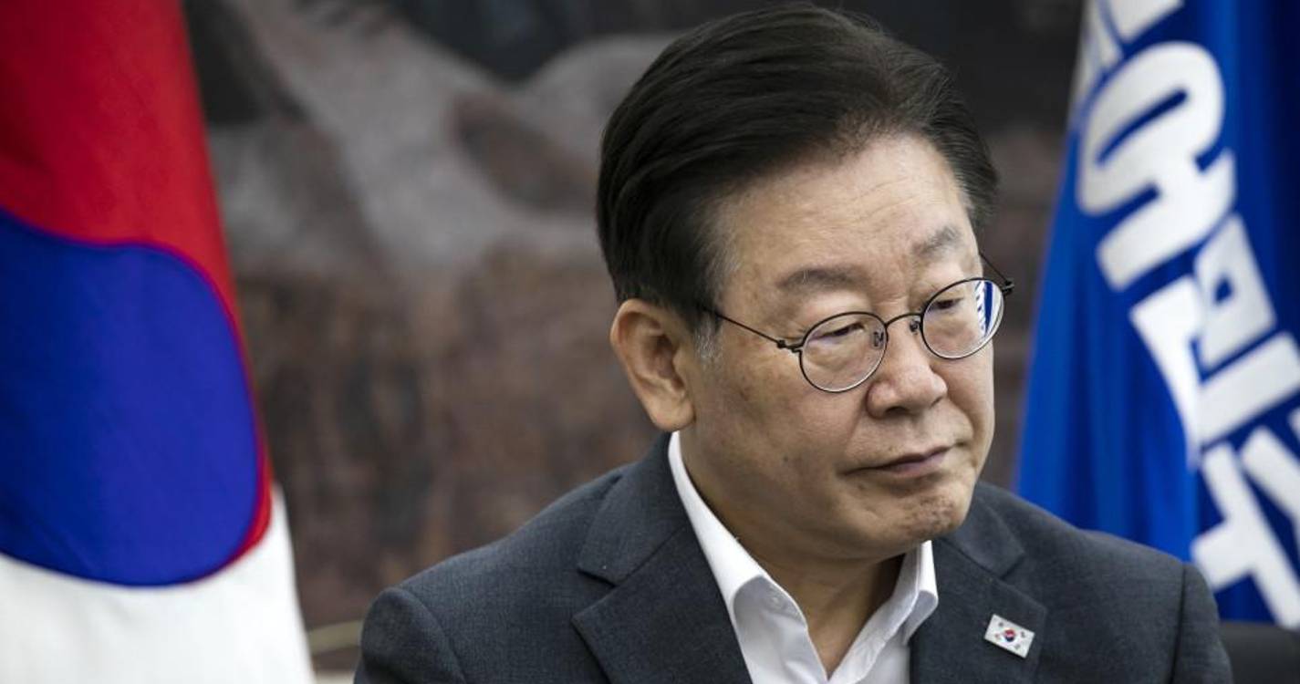 Líder da oposição sul-coreana recupera depois de ter sido esfaqueado no pescoço