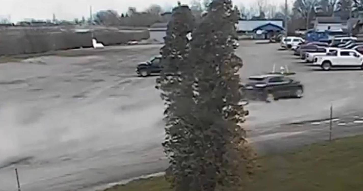 Dois mortos e 15 feridos depois de carro embater em edifício nos Estados Unidos