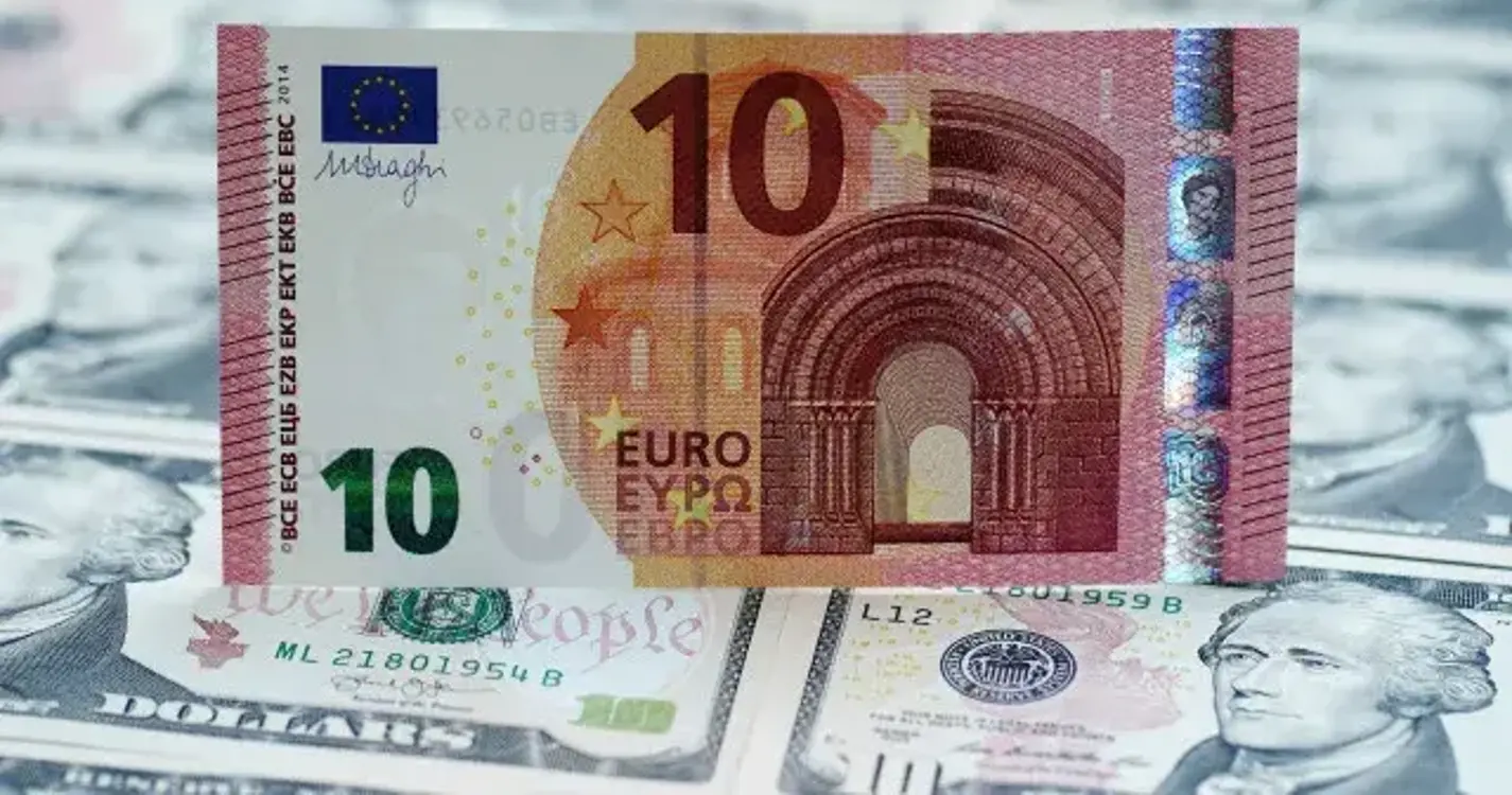 Euro baixa após publicação de dados sobre atividade económica na Europa e EUA