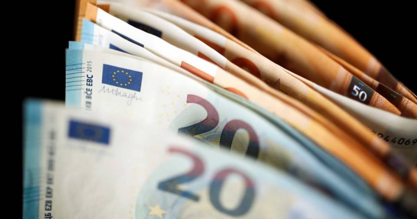 Euro sobe face ao dólar com mercado atento aos sinais do BCE