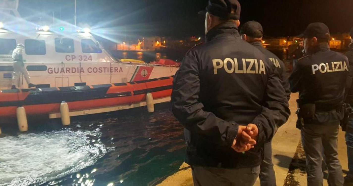 Pelo menos nove migrantes morreram em naufrágio ao largo de Lampedusa